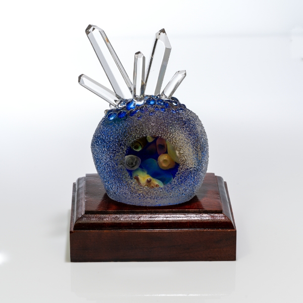 JEREMY SINKUS CREATIVE GEMSTONE ART GLASS TERMINATED CRYSTAL, QUARTZ POINT CLUSTER GEODE ON BASE. The incredible resemblance to quartz and a window into the geode world of inclusions, make this a one of a kind art object